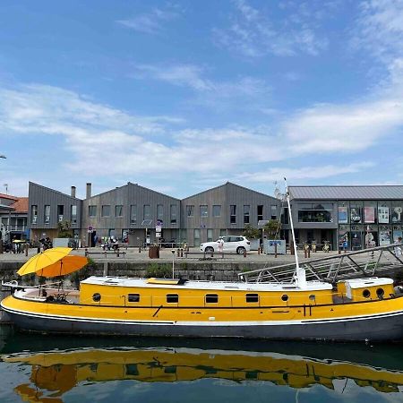 Une Peniche Dans Le Bassin A Flot Du Vieux Port Ла-Рошель Екстер'єр фото