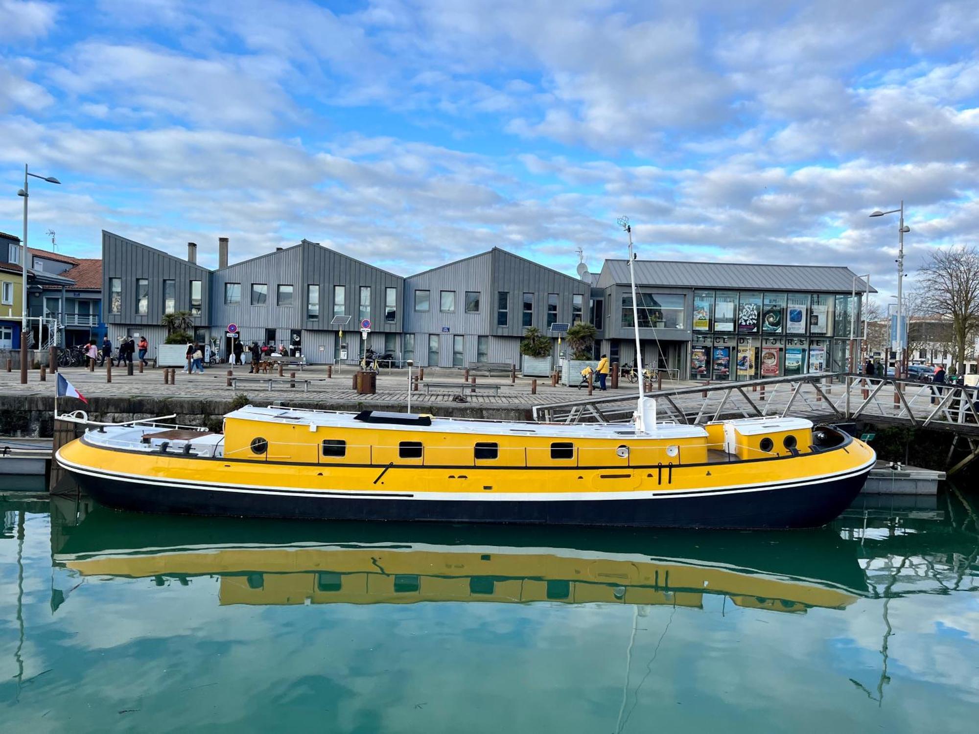 Une Peniche Dans Le Bassin A Flot Du Vieux Port Ла-Рошель Екстер'єр фото