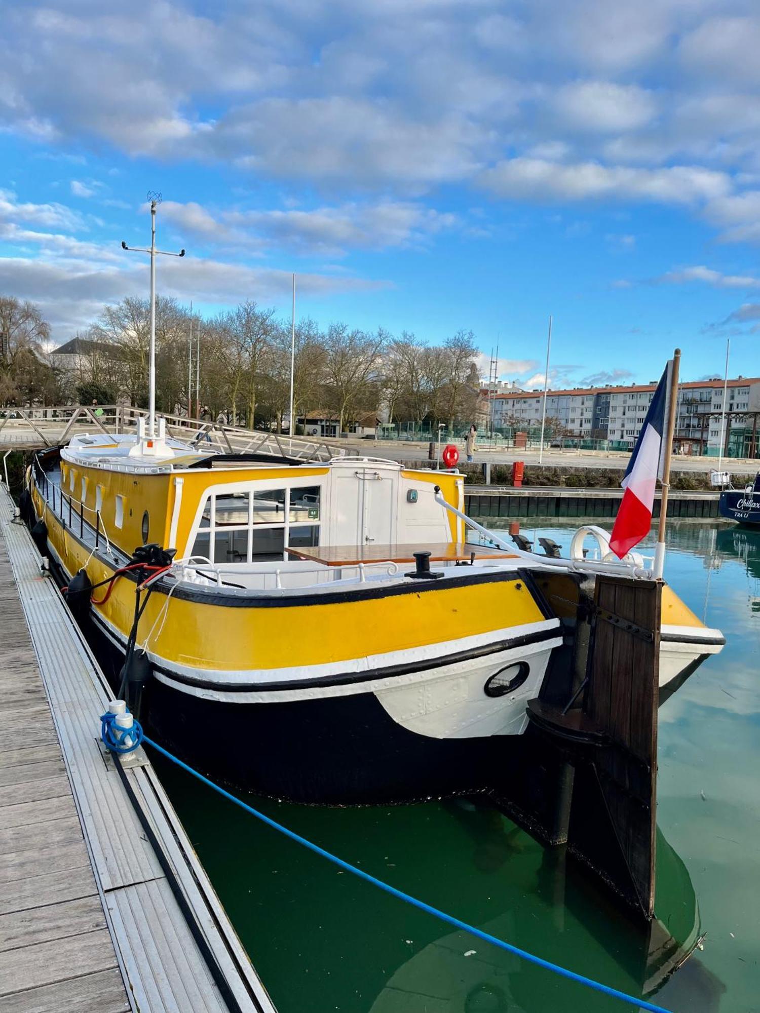 Une Peniche Dans Le Bassin A Flot Du Vieux Port Ла-Рошель Екстер'єр фото