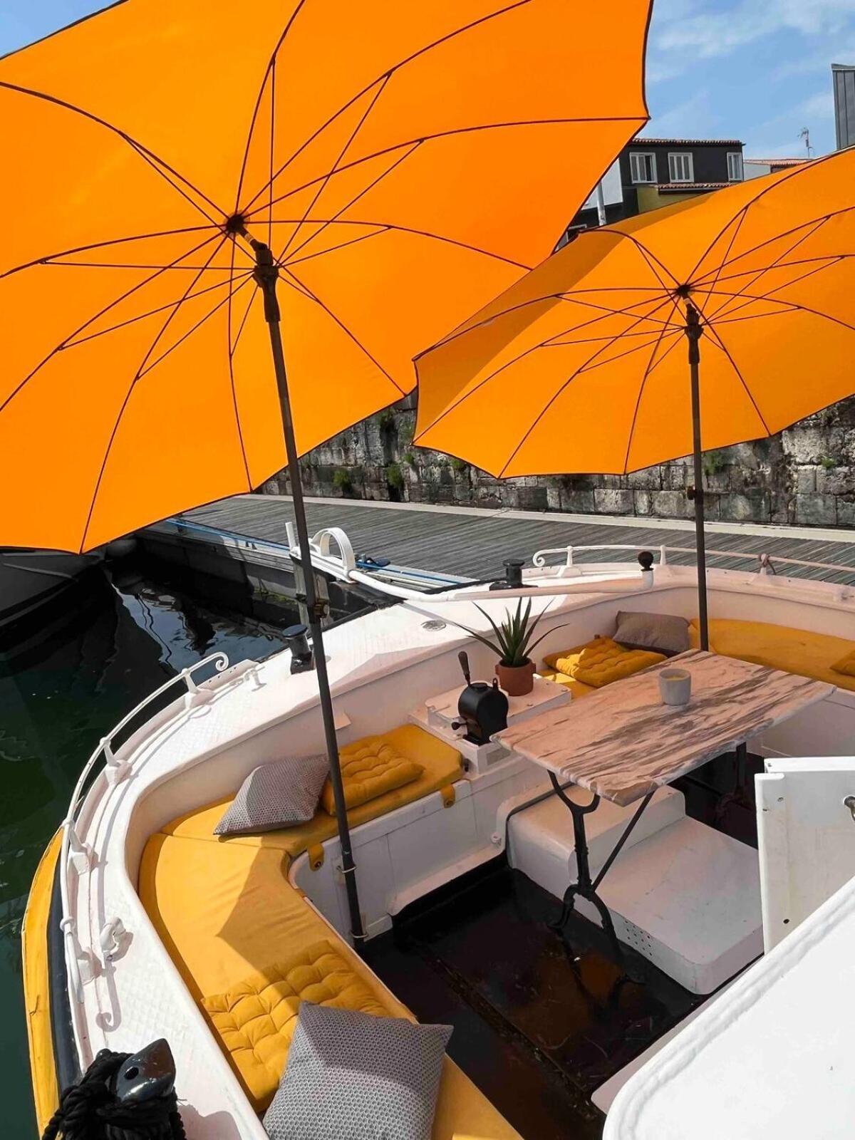 Une Peniche Dans Le Bassin A Flot Du Vieux Port Ла-Рошель Екстер'єр фото